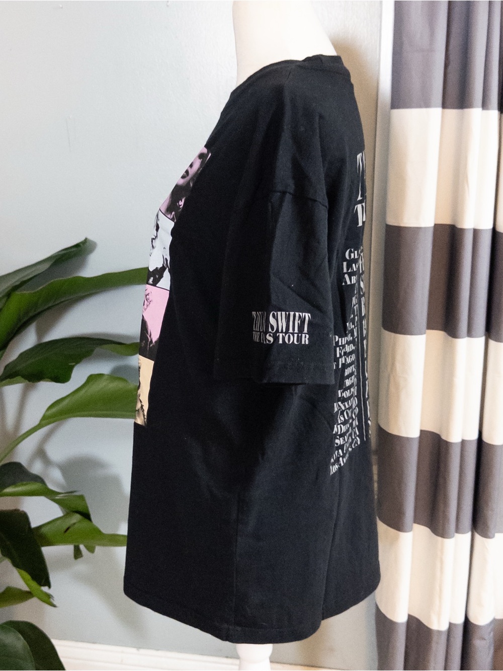 Official Taylor Swift The Eras Tour Black T-Shirt Size Small - Picture 3 of 9